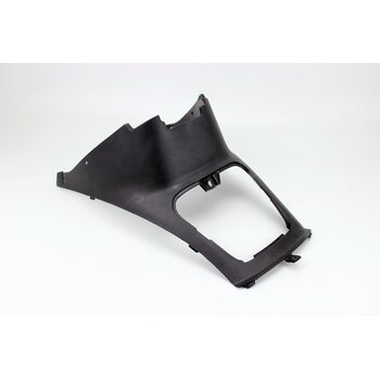 пластик - багажника основного передний (сразу под сиденьем)